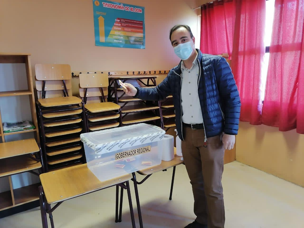 Esta mañana votó en las primarias el candidato a Gobernador Regional Jorge Flies