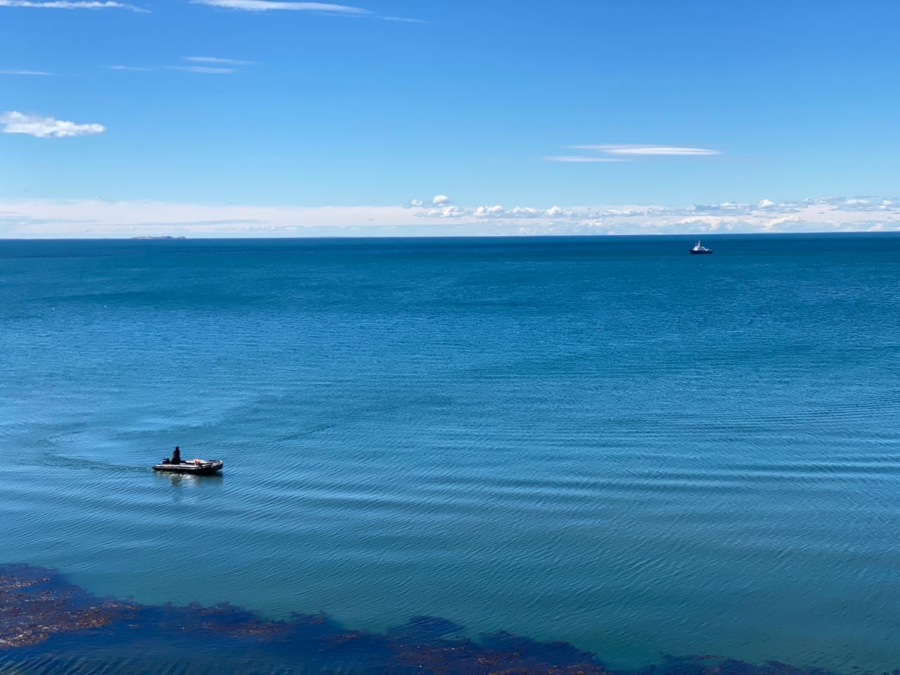En la costa del continente y de Tierra del Fuego, continúa la búsqueda de kayakista desaparecido en el estrecho de Magallanes