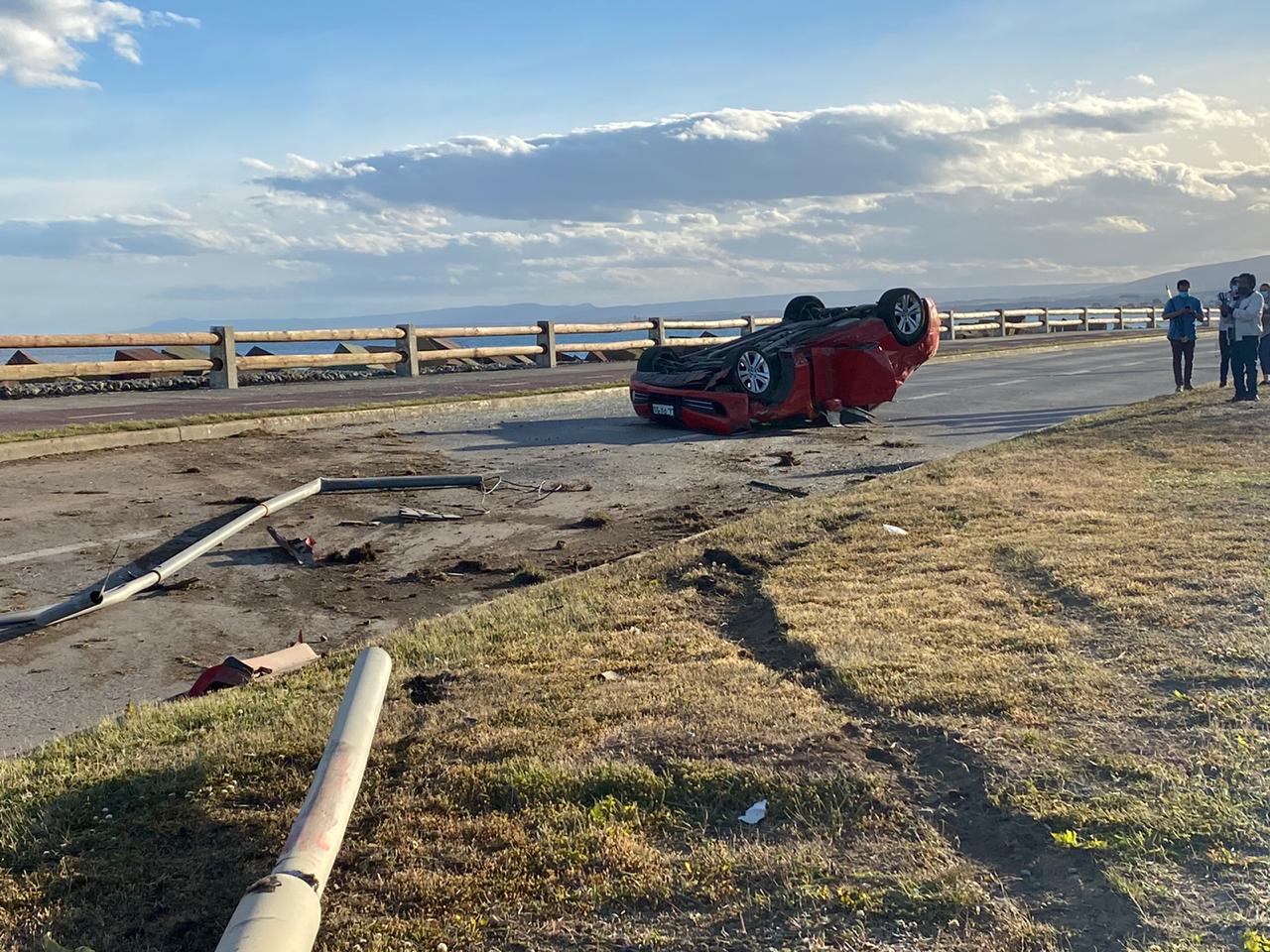 Vehículo que realizó maniobra de adelantamiento en avenida Costanera terminó volcado