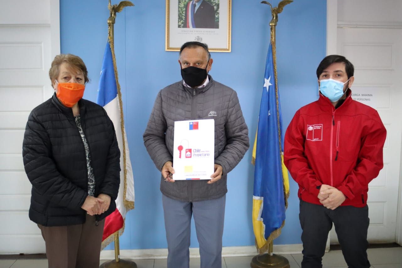 Gobernador de Ultima Esperanza entregó títulos de dominio a cuatro familias de Puerto Natales