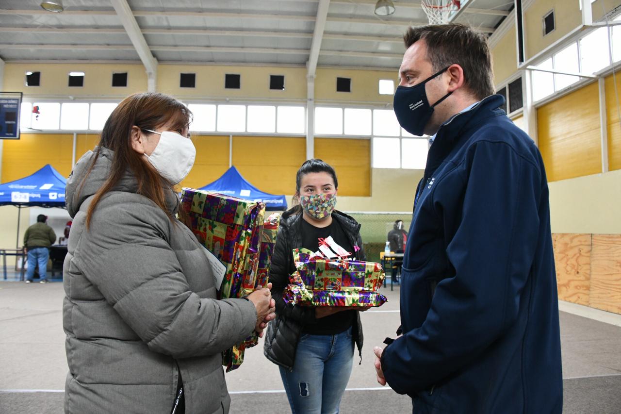 Municipio de Punta Arenas inició entrega de regalos para niñas y niños de la comuna