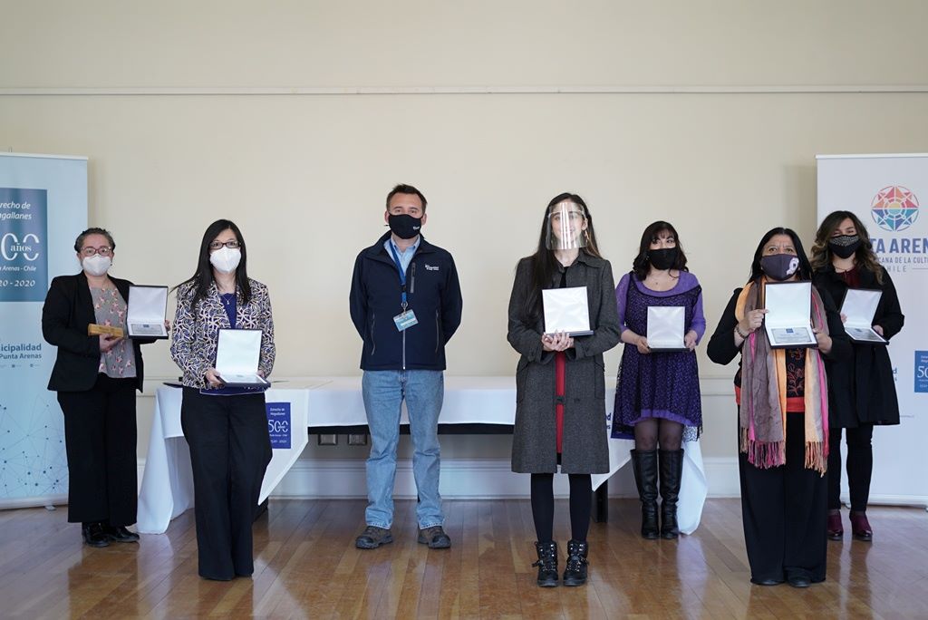 Municipio de Punta Arenas entregó premios a ganadoras de concurso literario “Una mujer, una historia”