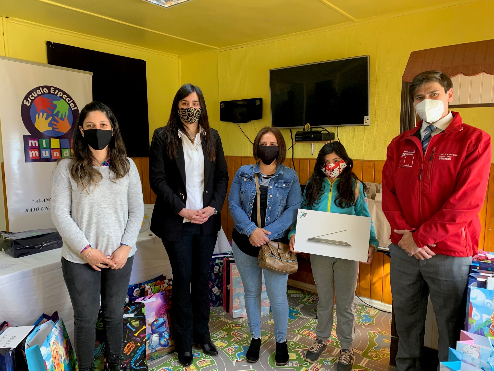 31 alumnos de la Escuela Especial Mi Mundo de Punta Arenas recibieron implementos tecnológicos financiados por SENADIS