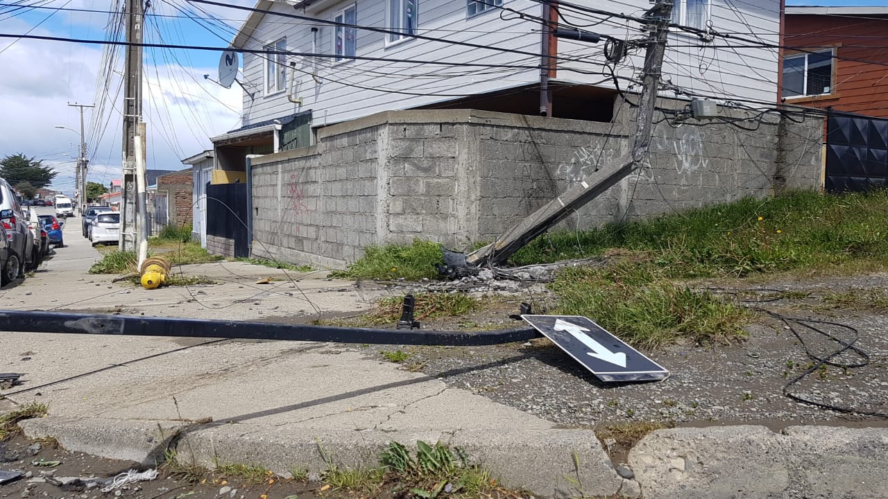 Choque con un poste de media tensión causó interrupción de suministro eléctrico en sector suroeste de Punta Arenas