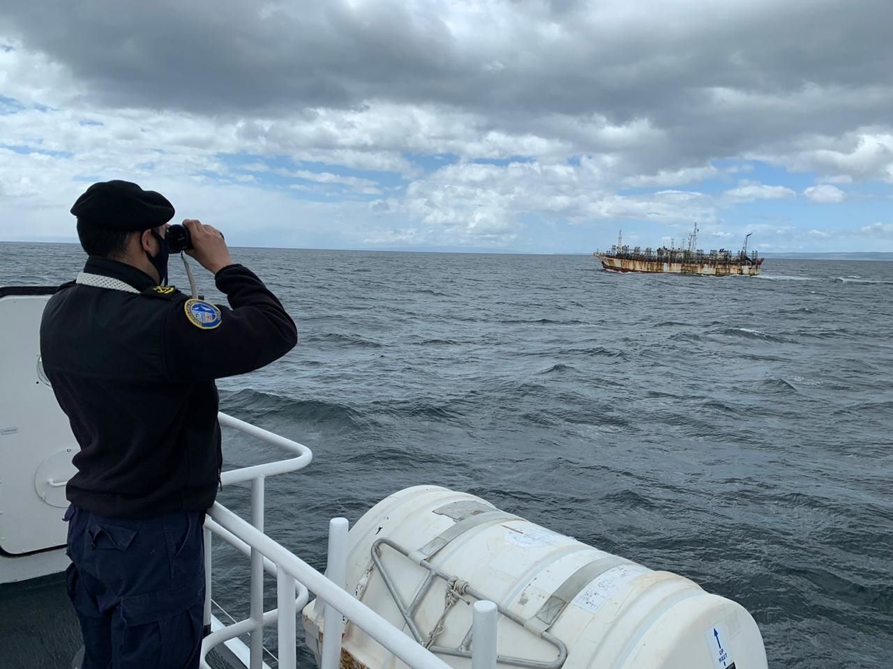 Autoridad Marítima realizó labores de vigilancia a pesqueros de bandera de la República Popular China, en tránsito por el Estrecho de Magallanes