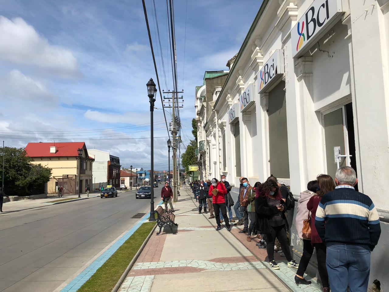 Bancos, oficinas comerciales y tiendas repletas de público hoy en Punta Arenas