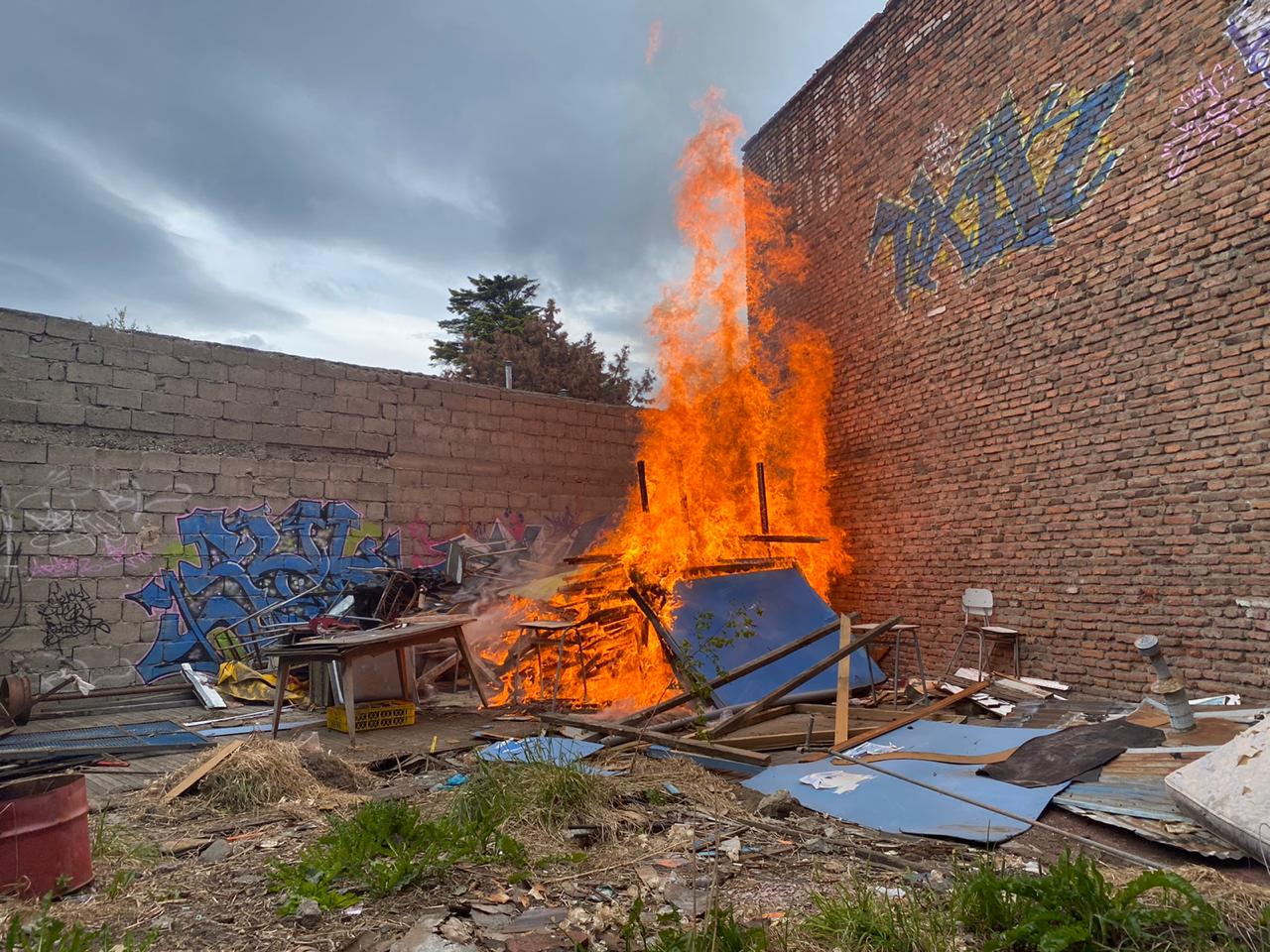 Antigua y abandonada ex Casa del Pueblo terminó consumida por el fuego