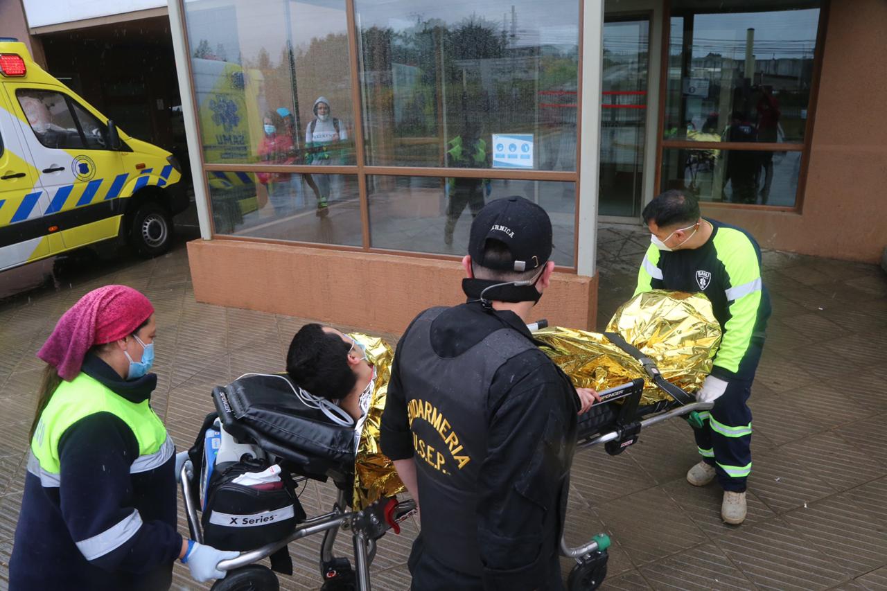 Por riñas y protestas en la cárcel de Punta Arenas, 5 internos debieron ser trasladados al Hospital Clínico con diversas lesiones.