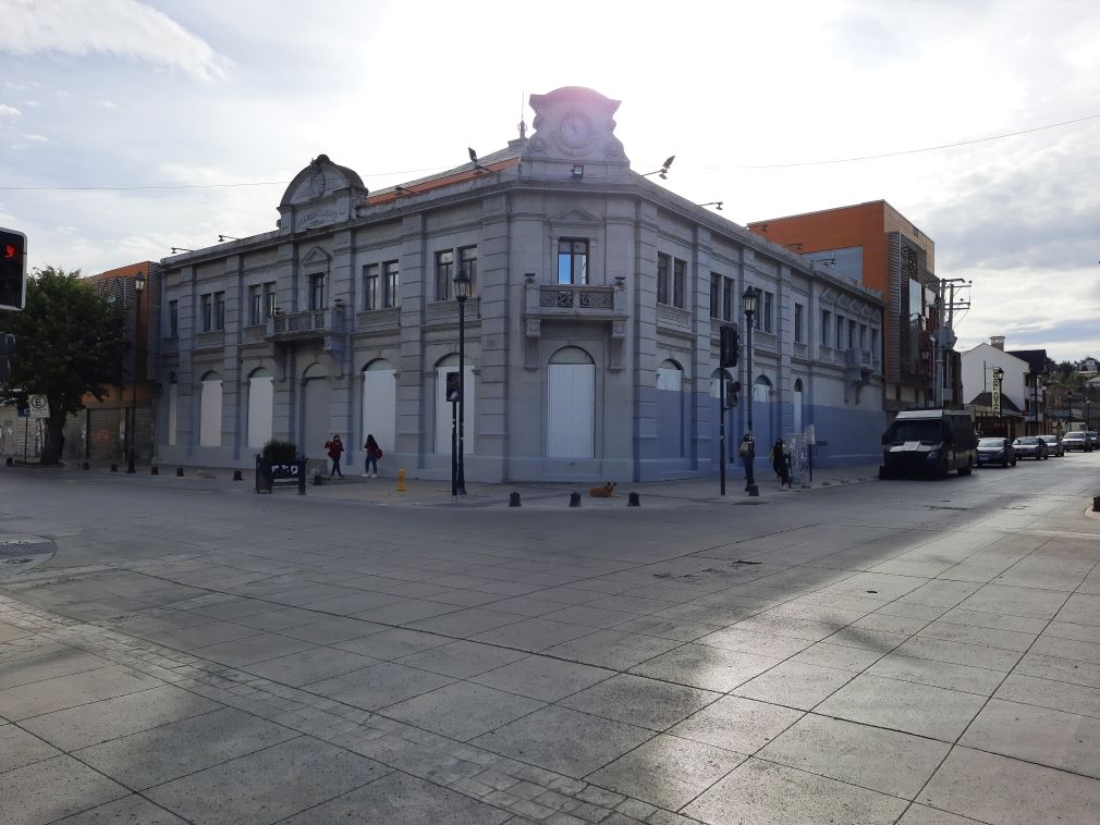 Destacan pintura de edificio municipal en Av. Colón y Bories en el centro de Punta Arenas