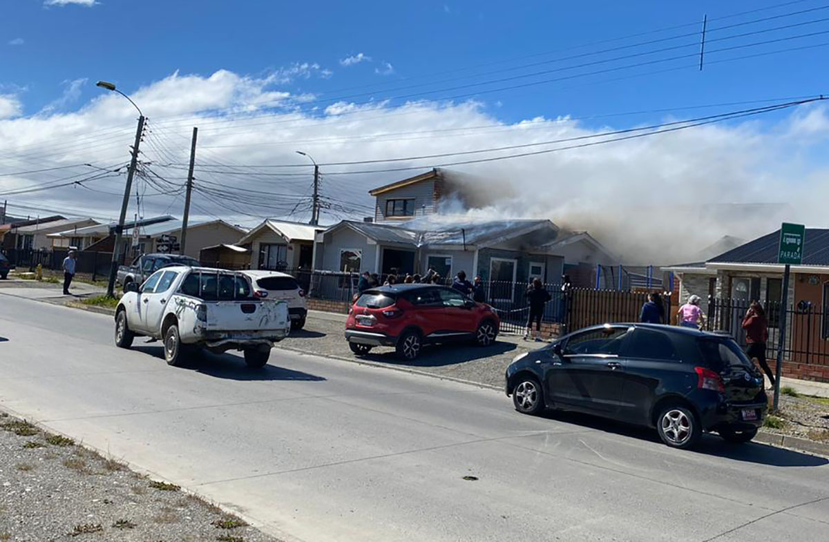 Tres compañías de bomberos debieron trabajar para contener incendio en una vivienda del sector norte de Punta Arenas.