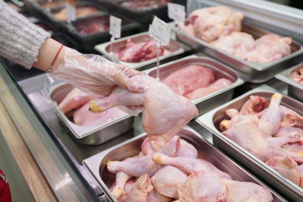 SERNAC presentó demanda colectiva contra Cencosud por colusión en el precio de la carne de pollo