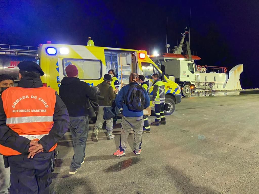 Autoridad marítima de Punta Arenas coordina el rescate de tres personas desde lancha a motor en el sector de Chabunco