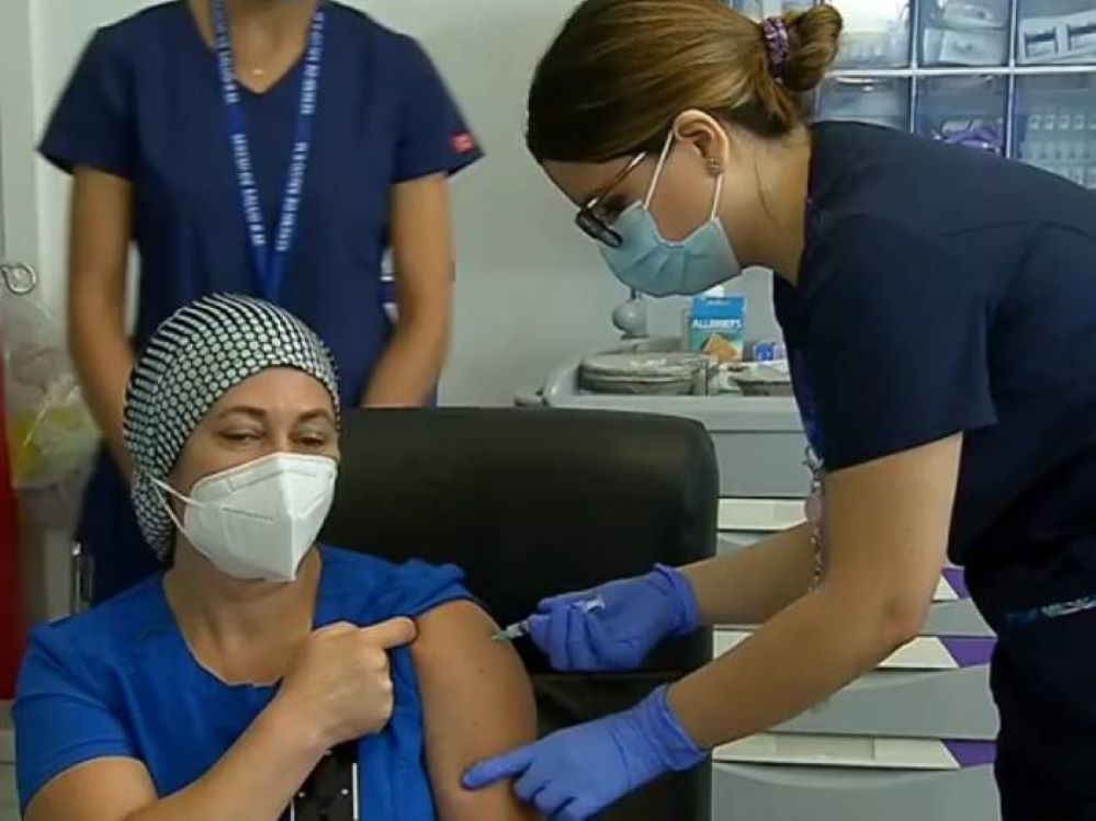 Zulema Riquelme, profesional TENS del Hospital Sótero del Río de Santiago, la primera vacunada en Chile contra el covid-19