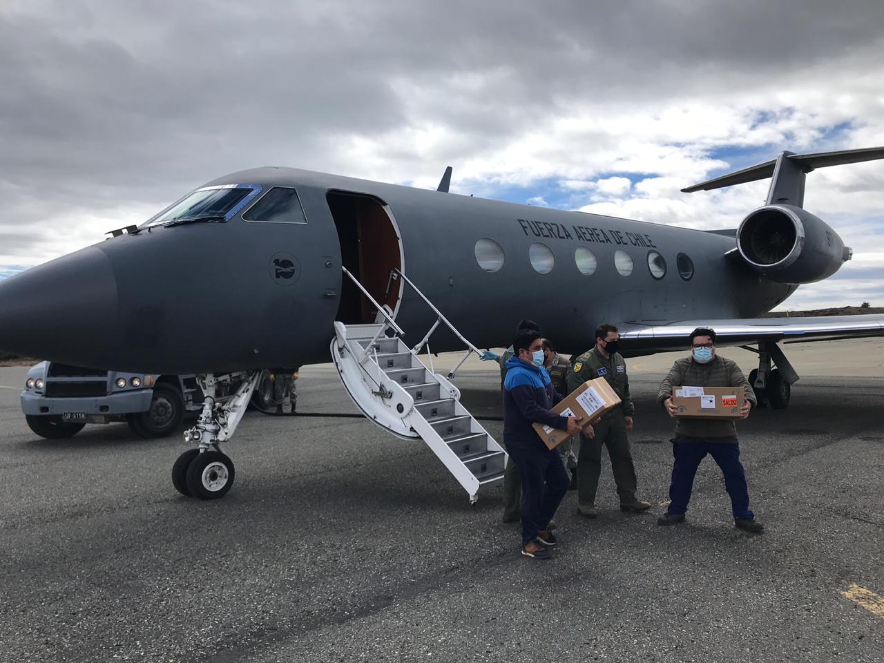 FACH traslada importante carga de insumos médicos desde Santiago al Hospital Clínico en Punta Arenas
