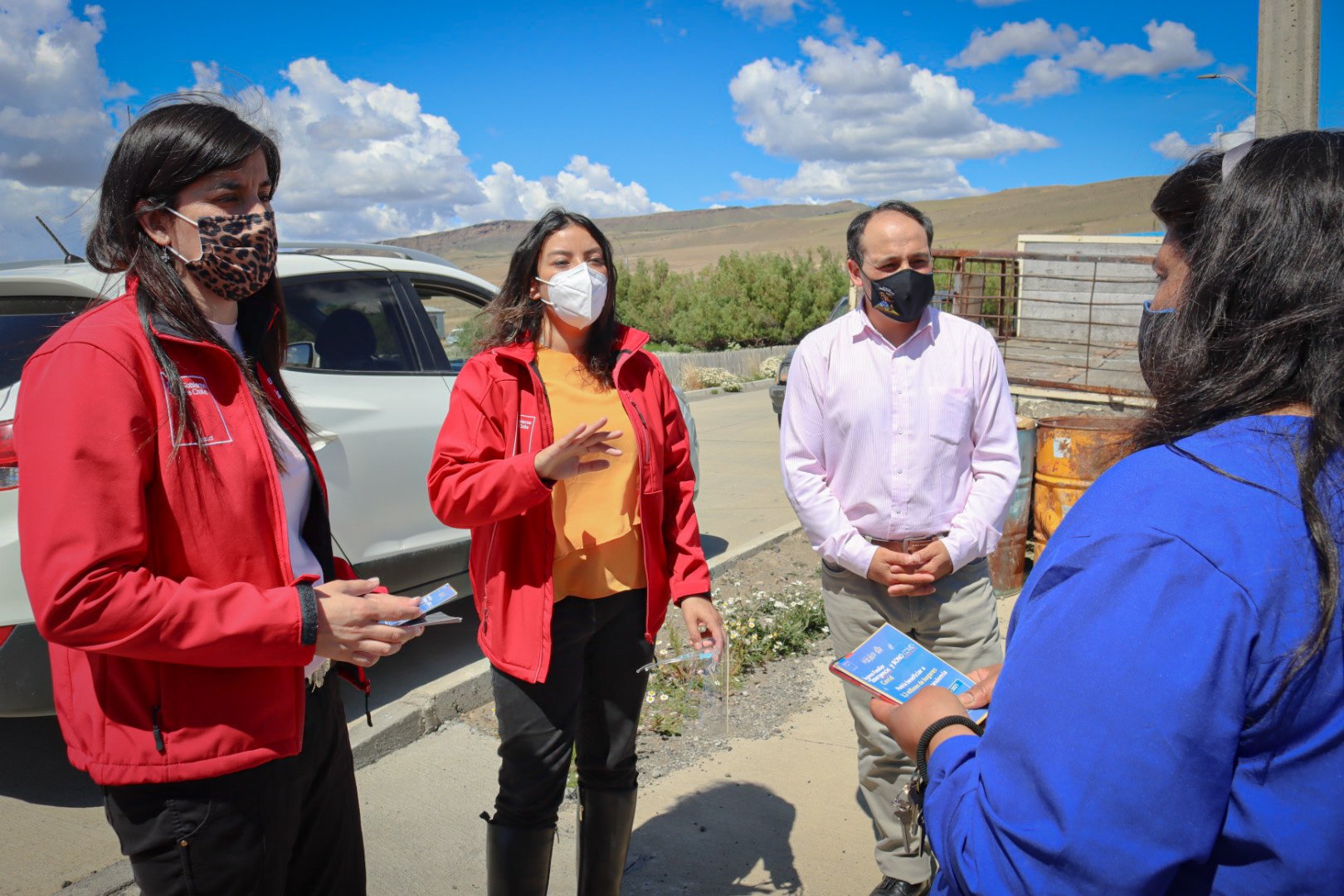 Autoridades regionales y provinciales llegan a comuna de Torres del Paine para difundir el Bono Covid con sus vecinos