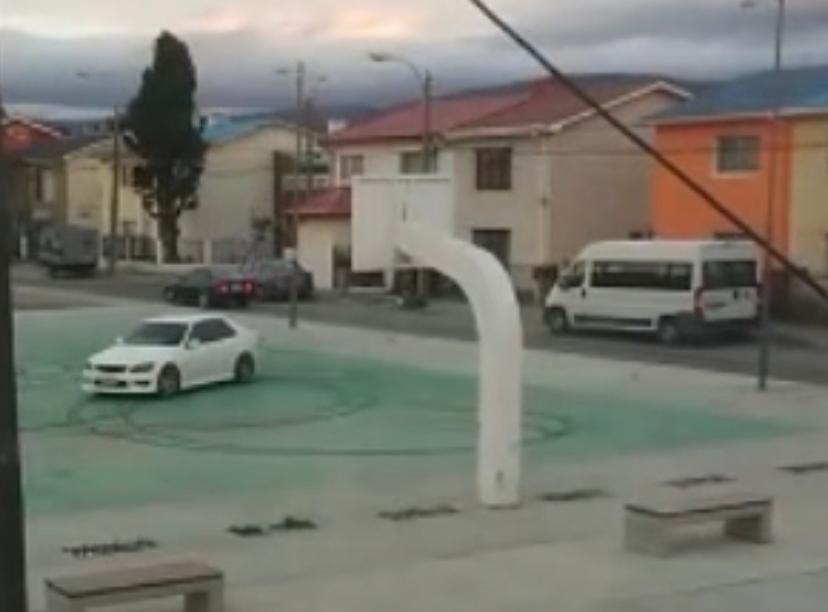 Presentan querella contra dueño de vehículo que causó daños en Plaza Mauricio Braun de Punta Arenas