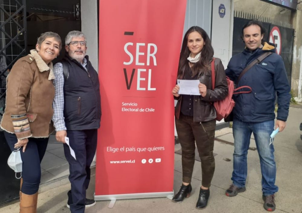 Hoy se presentaron en SERVEL las candidaturas a la Asamblea Constituyente de los abogados Andrea Pívcevic Cortese y Javier Solís Uribe