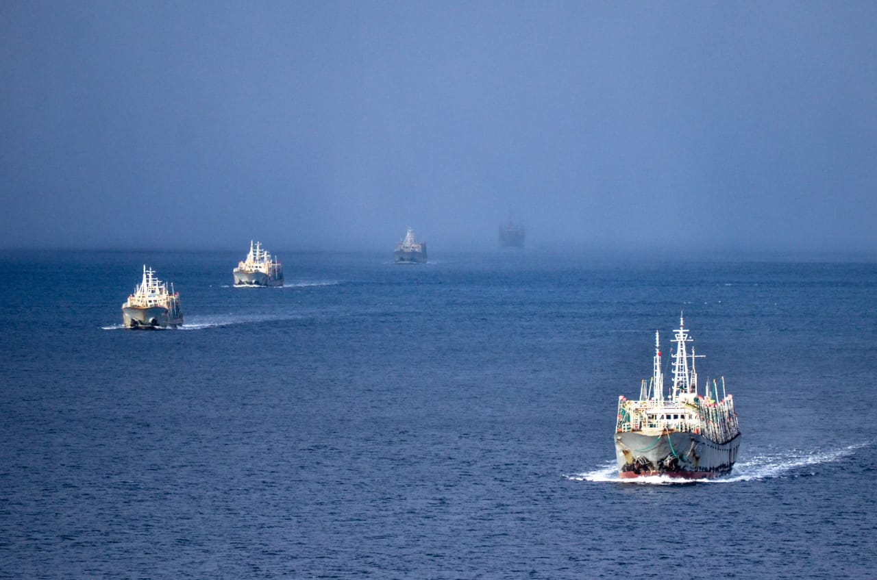 Buques de la III Zona Naval realizan vigilancia y control a pesqueros internacionales de paso por aguas soberanas de Chile