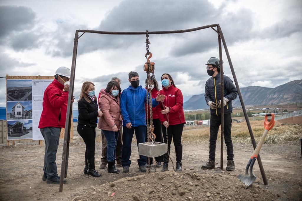 Intendenta Jenniffer Rojas instala primera piedra del nuevo conjunto habitacional loteo Kajeco 2 en Puerto Natales