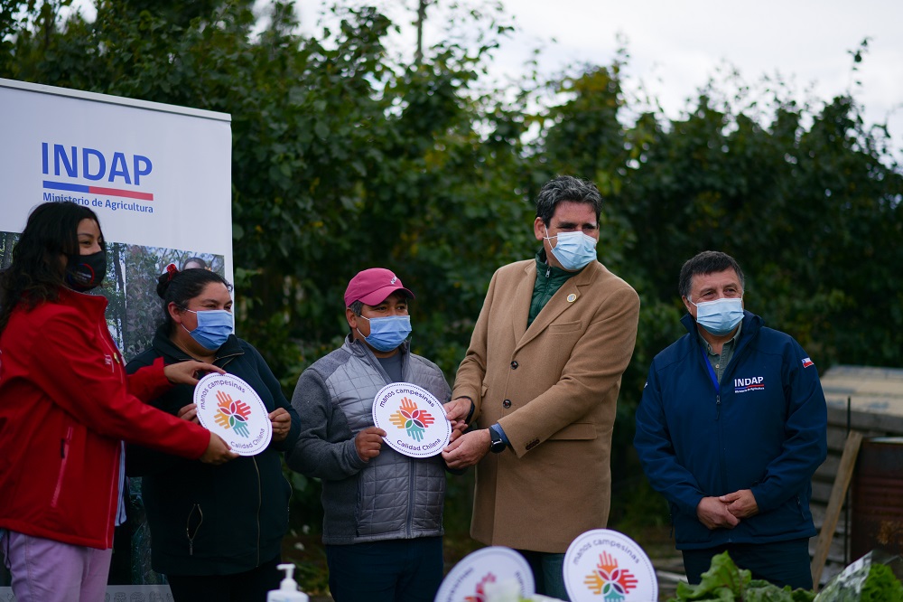 Junto a autoridades locales en Puerto Natales:   Subsecretario de Agricultura entregó Sello Manos Campesinas y destacó éxito de convenio suscrito entre INDAP y el Gobierno Regional