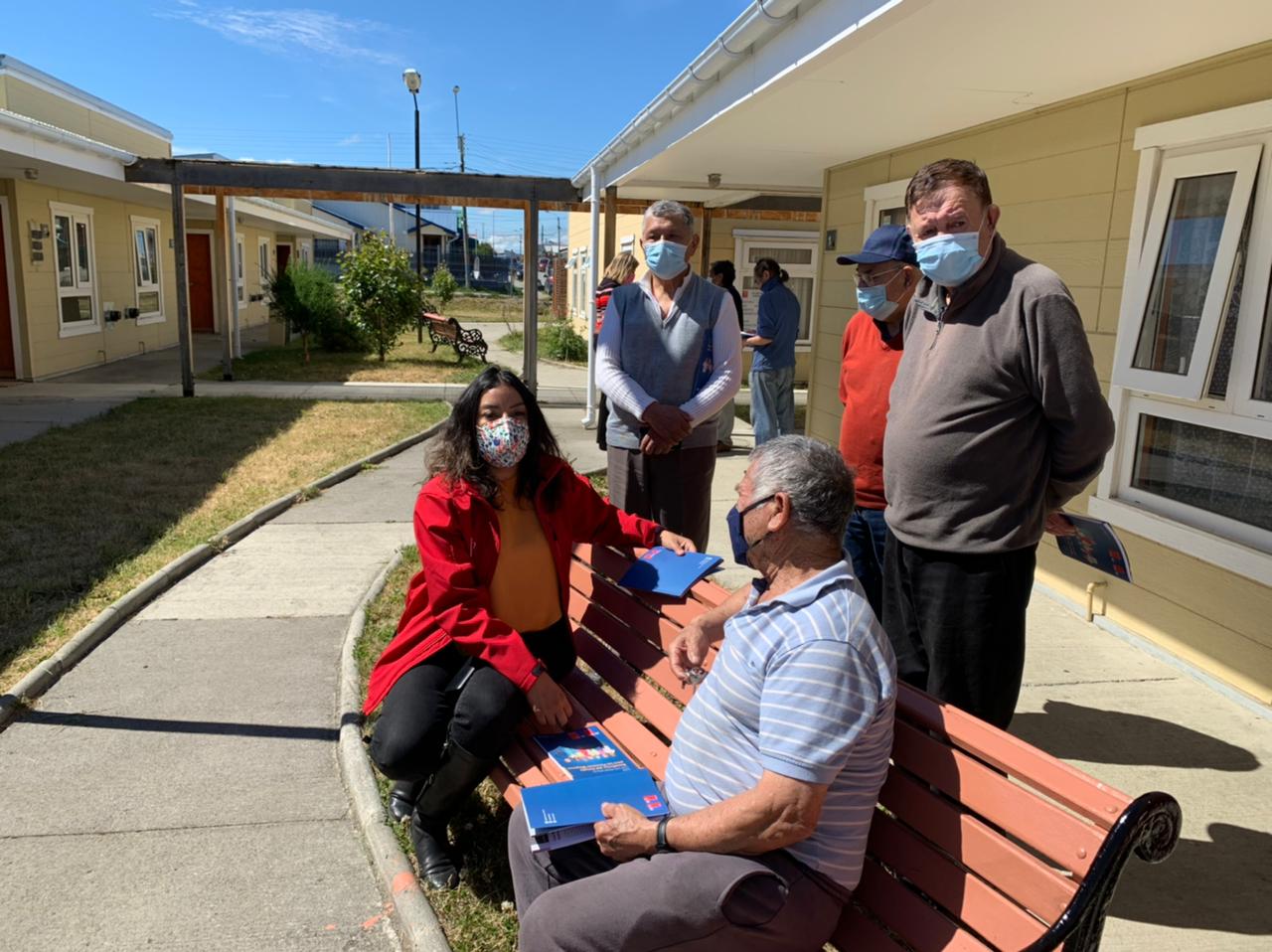 Seremi de Desarrollo Social y Familia otorgó elementos de protección junto a guía de beneficios a las personas mayores de Puerto Natales