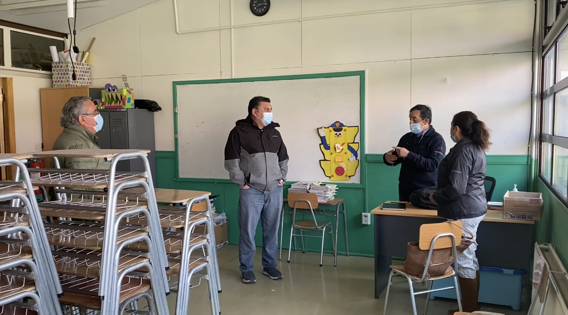Administrador regional, la Alcaldesa de Porvenir y el Consejero por Tierra del Fuego visitaron la escuela Bernardo O’Higgins