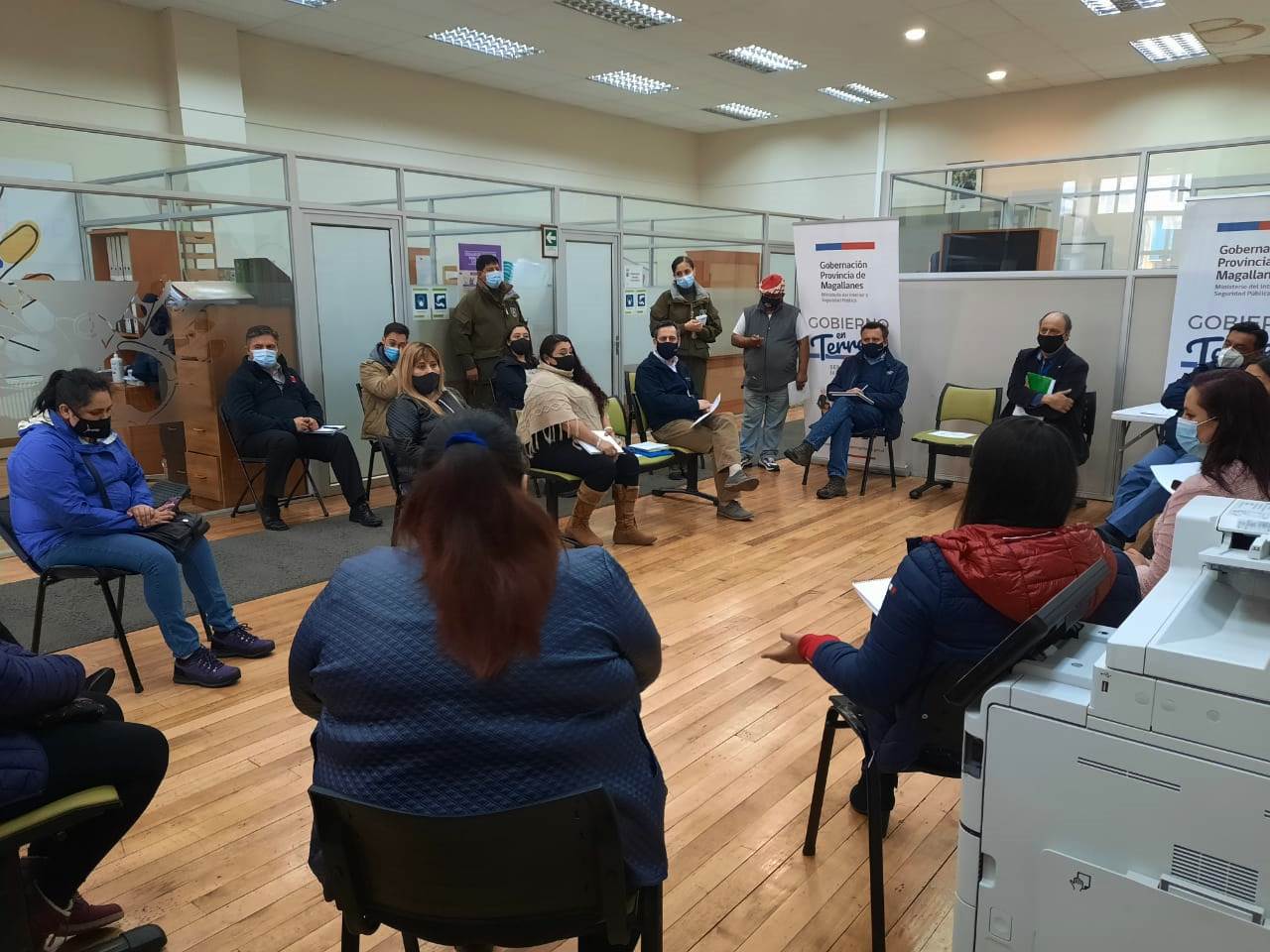 Gobernador provincial de Magallanes y autoridades regionales sostienen productiva reunión con vecinos del sector Pueblos Unidos de Punta Arenas