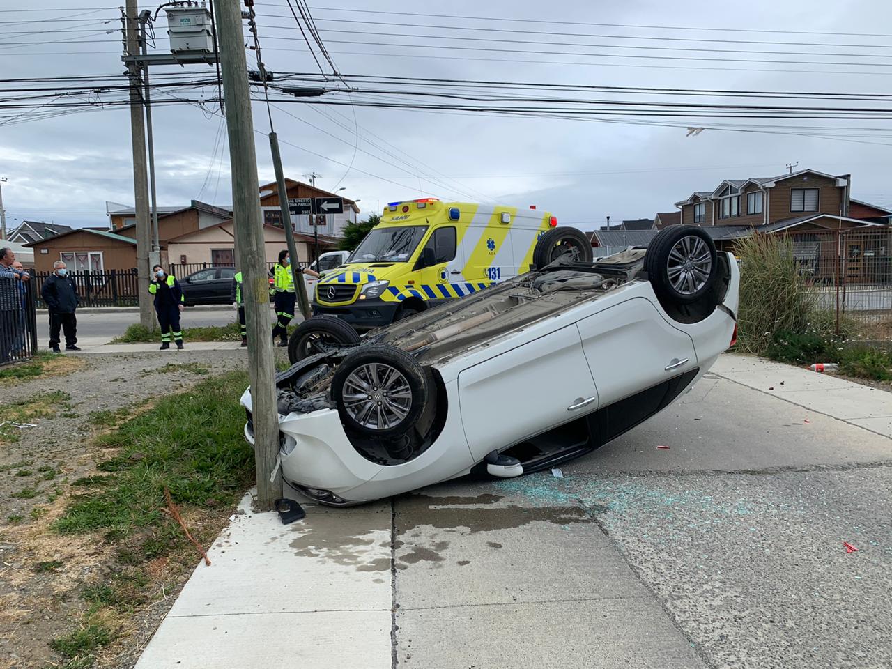 Dos vehículos volcados se registran durante esta mañana en Punta Arenas. Exceso de velocidad e ingesta del alcohol serían las causas.