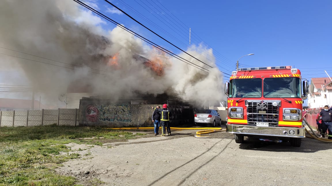 Incendio destruyó vivienda de dos pisos en la Población Fitz Roy de Punta Arenas