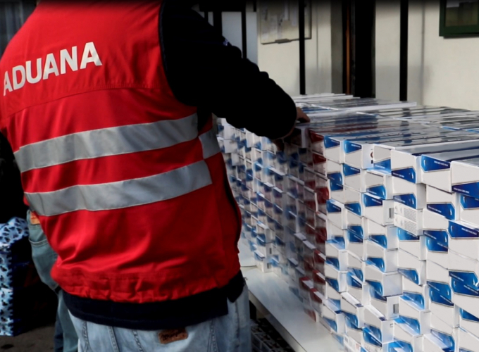 Mas de 4 mil cajetillas como contrabando incautó la Aduana en tres locales comerciales en Punta Arenas.