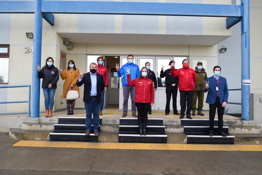 Intendenta Rojas y Seremi (s) de Salud de Magallanes Eduardo Castillo entregan vacunas a hospitales de Puerto Williams