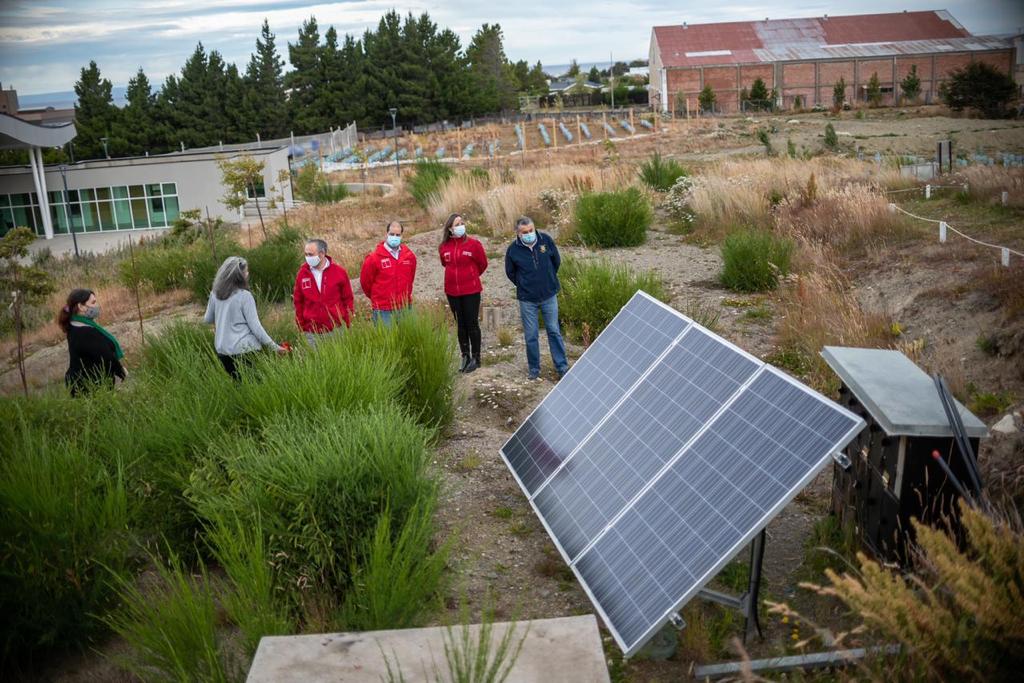 Autoridades visitan proyecto de energía renovable para Taller Laboral de UNPADE en Punta Arenas