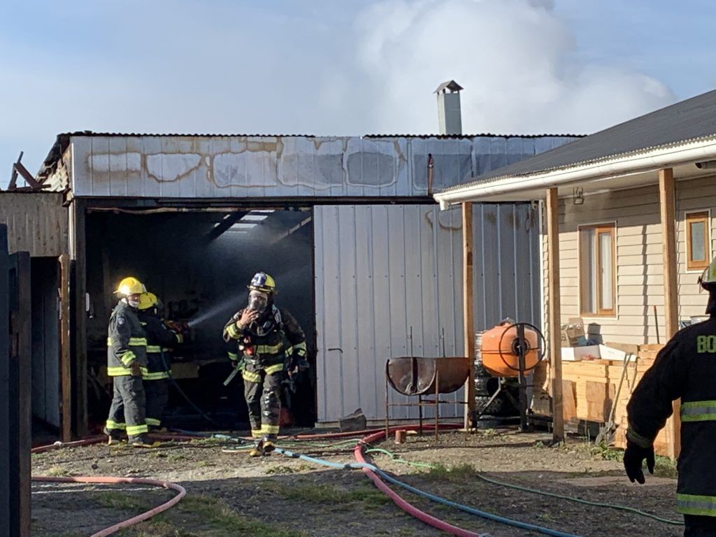 Incendio puso en peligro varias viviendas en Porvenir, esta mañana de domingo