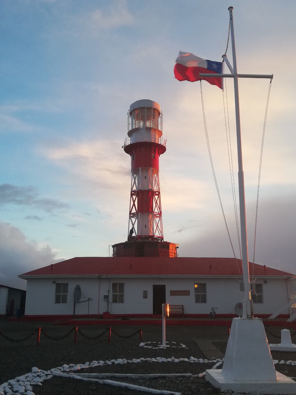 Hoy se cumplen 122 años desde que el Faro Punta Dúngenes, ilumina el extremo oriental del Estrecho de Magallanes