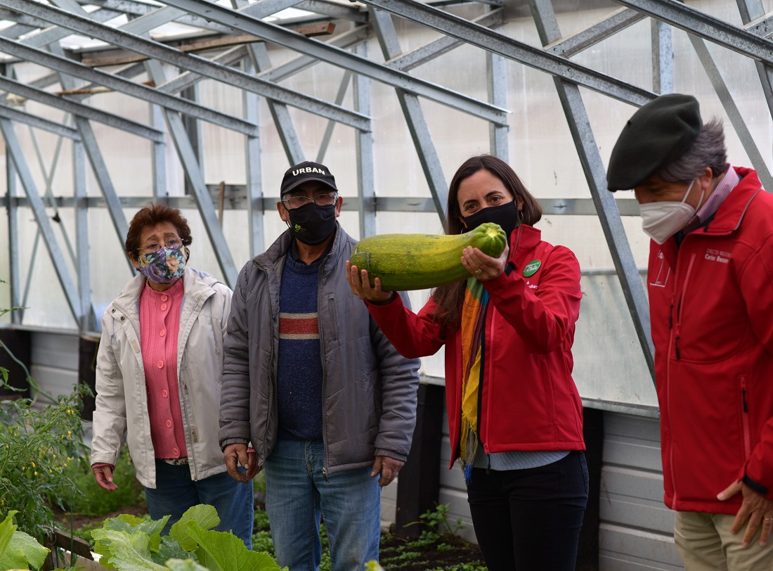 Ministra de Agricultura valoró la entrega de alimentos saludables y la diversidad productiva que desarrollan las familias campesinas en Magallanes