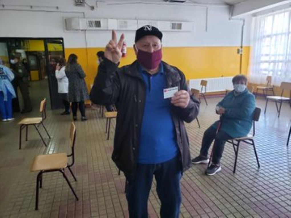 En la Escuela 18 de Septiembre de Punta Arenas se inició vacunación contra el covid-19 para adultos mayores
