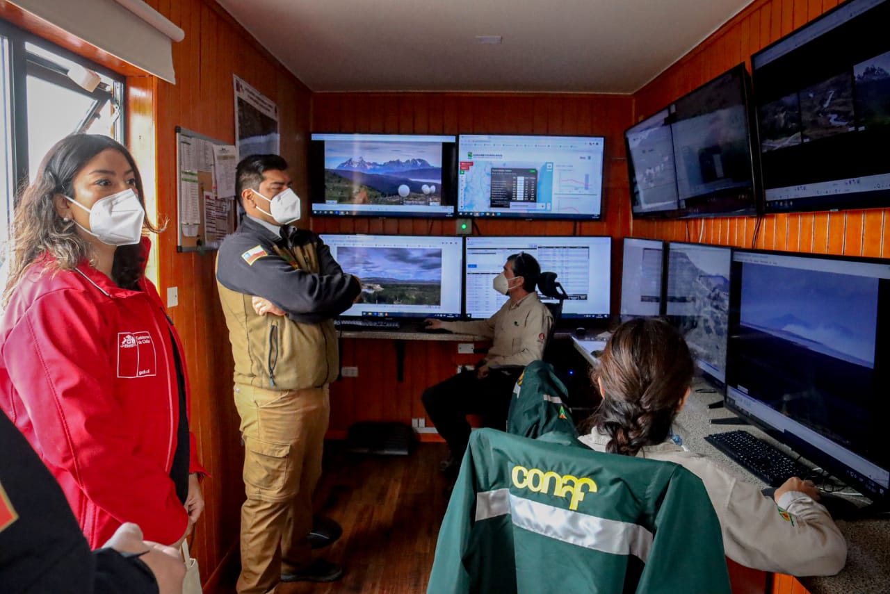 Gobernadora de Ultima Esperanza Ericka Farías ,visitó cámaras de monitoreo para detección de incendios de Conaf