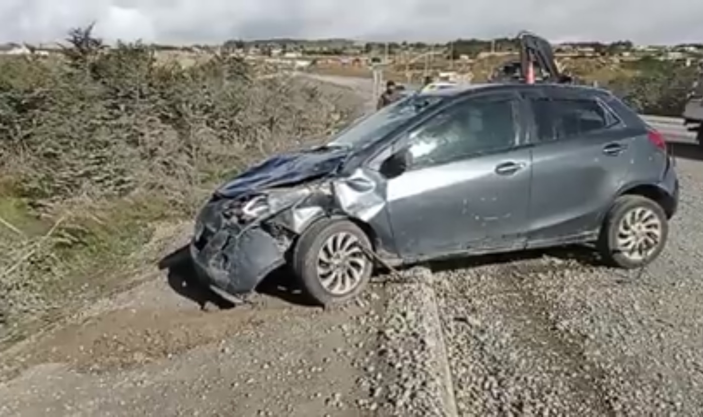 Chofer volcó en estado de ebriedad camino al Andino y dejó su auto abandonado. Carabineros envió el vehículo a la maestranza.