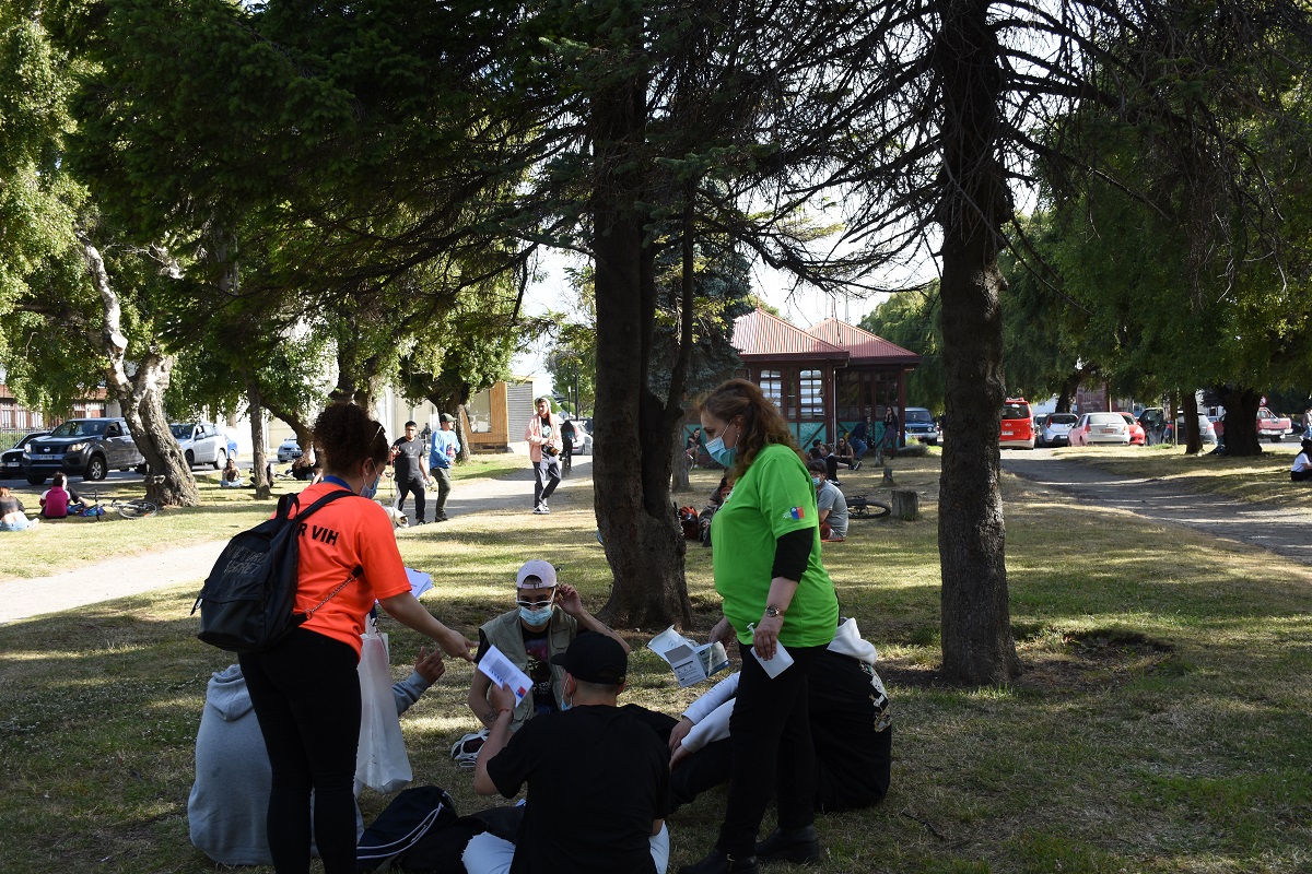 Personal de la SEREMI de Salud hicieron entrega de condones masculinos y femeninos en Punta Arenas