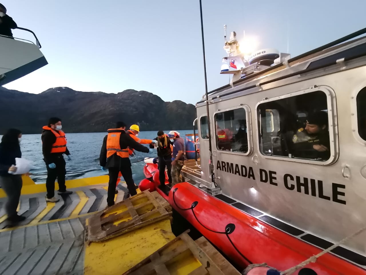 Tercera Zona Naval realiza evacuación médica desde Puerto Edén