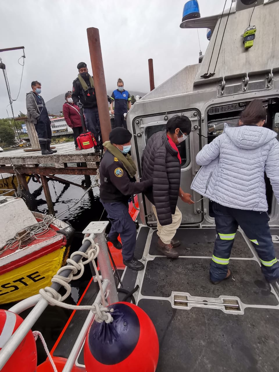 Evacuación médica de un paciente de 60 años, se efectuó vía marítima desde Puerto Edén a Puerto Natales
