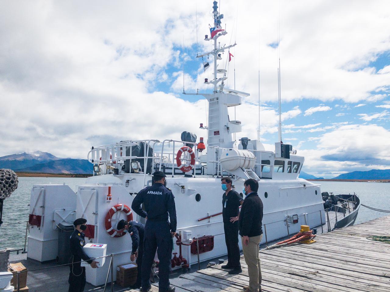 Lancha «Puerto Natales» trasladó dosis de vacuna contra el covid-19 a Puerto Edén