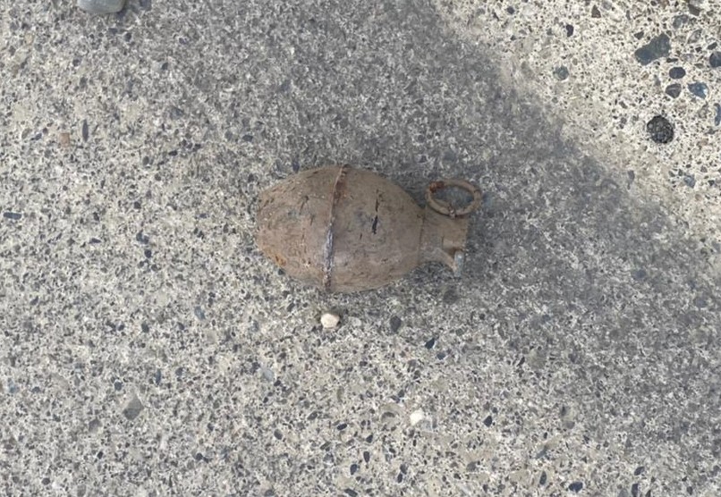 Vecino del sector Río de la Mano encontró una granada en la vía pública.