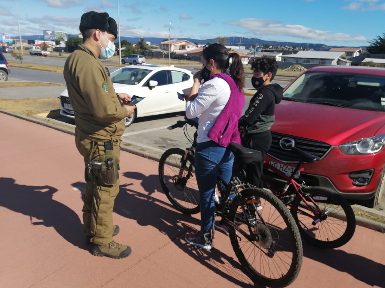 Carabineros realiza labor preventiva con ciclistas en Costanera del Estrecho de Punta Arenas