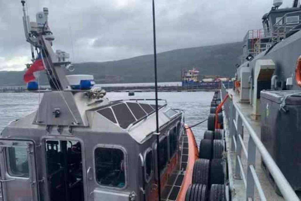 Capitanía de Puerto y SEREMI de Salud fiscalizan centro de cultivo de salmones en Ultima Esperanza