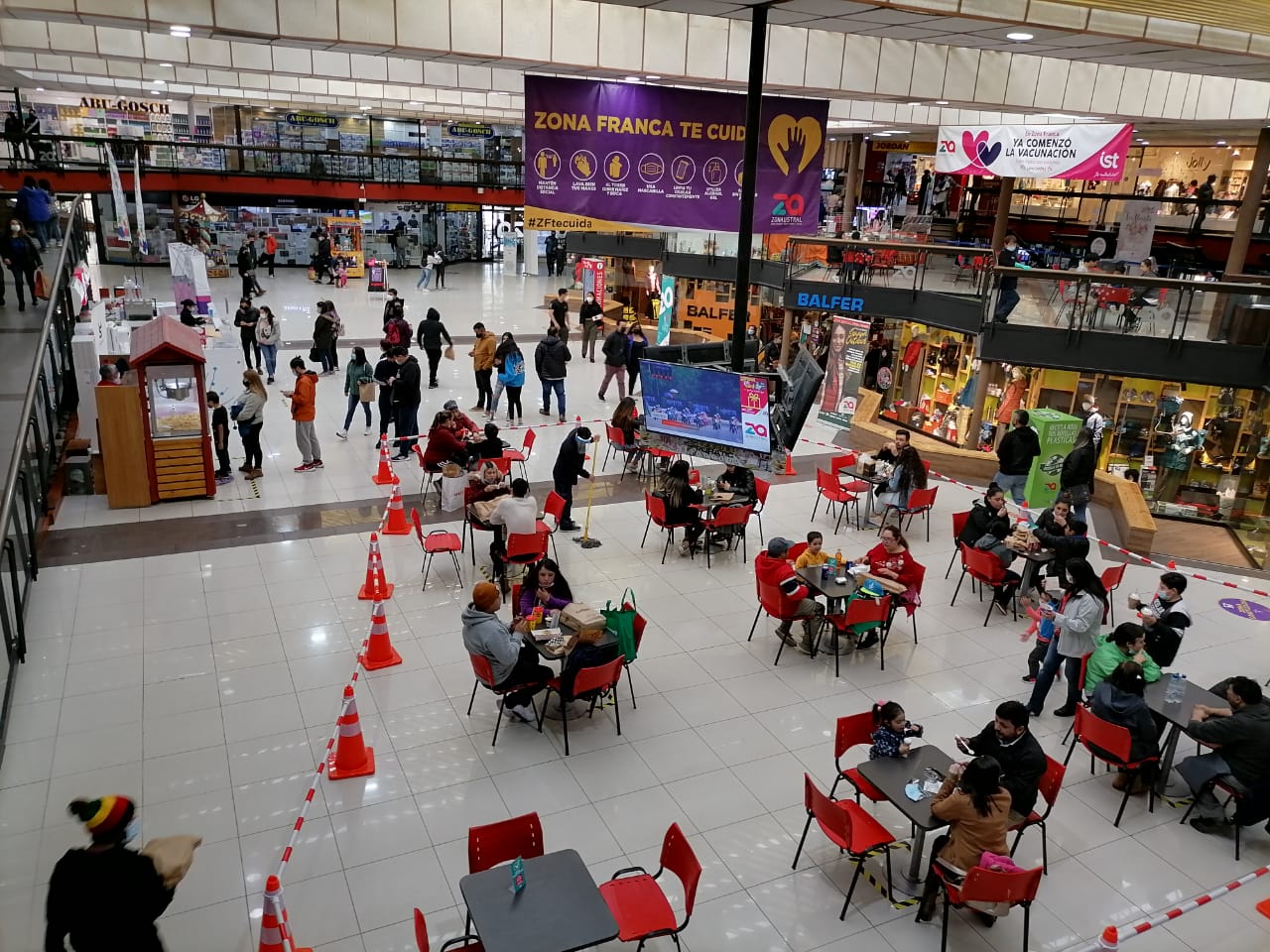 Gran afluencia de público en centros comerciales de Punta Arenas este sábado