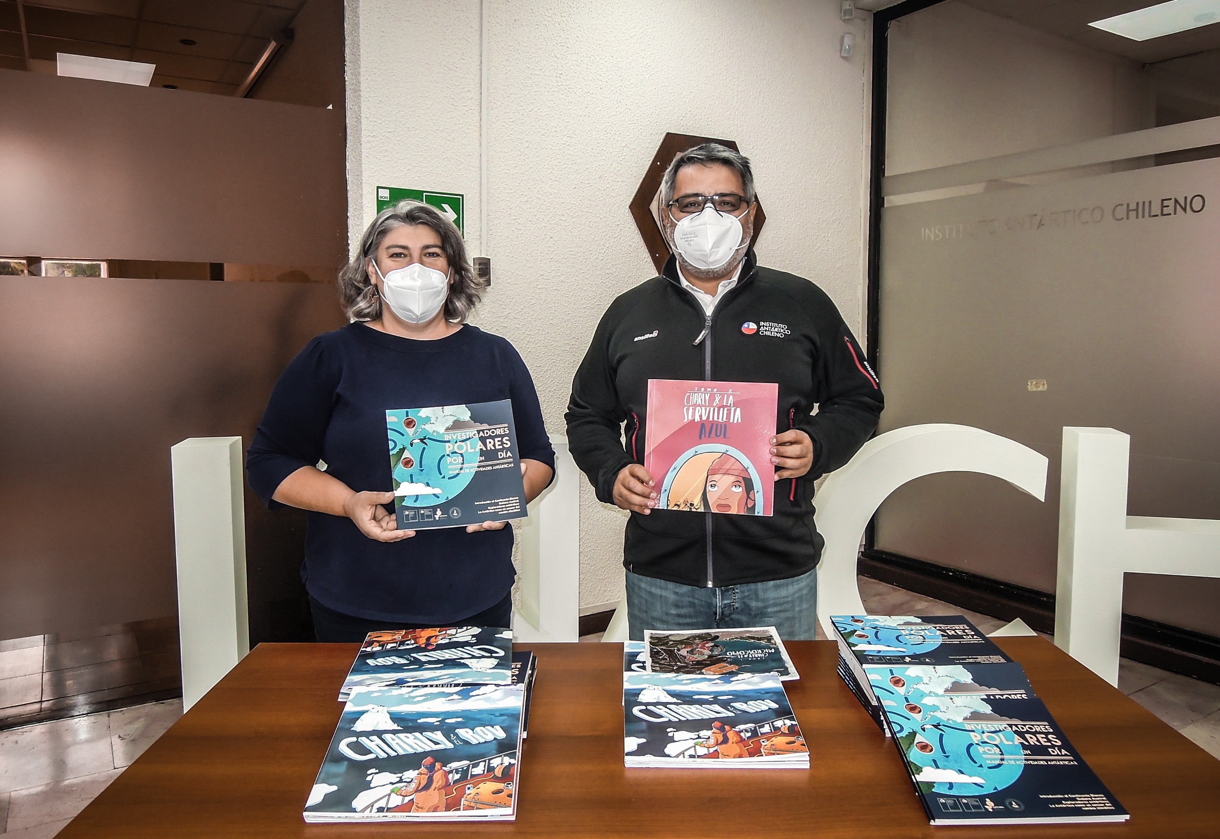 INACH y Explora Magallanes presentan libros de divulgación antártica escolar