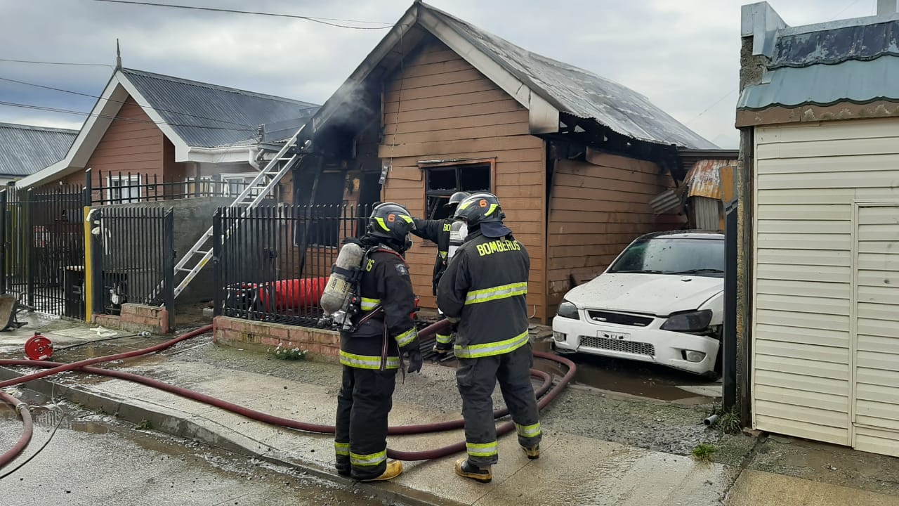 Incendio en una vivienda de la población Portal del Sur, dejó una segunda casa con daños y una persona con quemaduras.