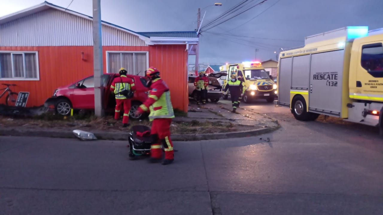 Un lesionado en colisión de alta energía con posterior choque contra casa en el Barrio 18