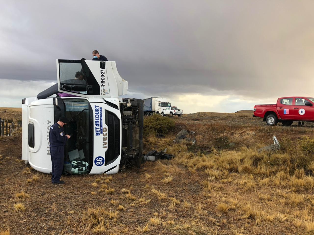 Personal de la Armada de Chile presta auxilio en accidente carretero. Transportista salvo ileso.